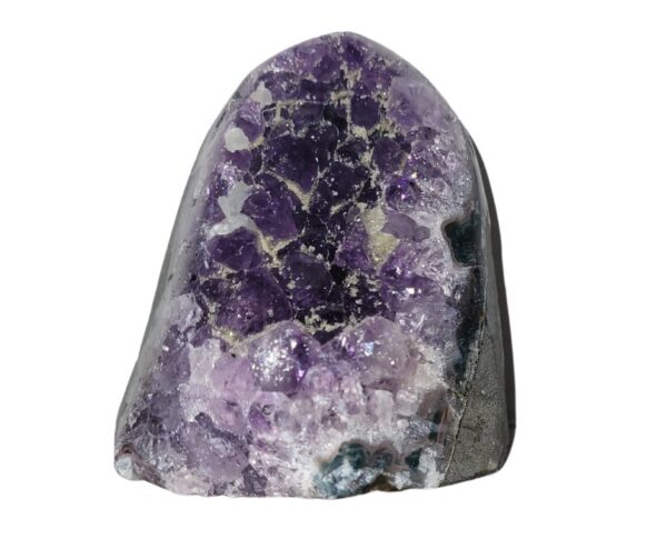 2024/07/1000034943.jpg Amethist geode in basalt
