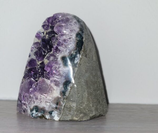 2024/07/1000034945.jpg Amethist geode in basalt