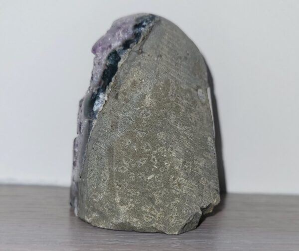 2024/07/1000034946.jpg Amethist geode in basalt