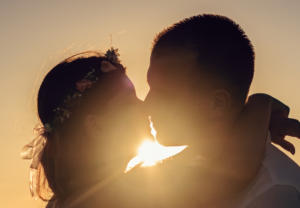 Kussen kus zoen zoenen en elkaars hand vasthouden spirituele betekenis symboliek droom dromen