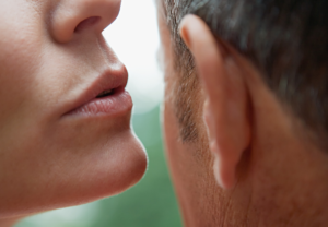 in het oor fluisteren droom dromen symboliek spirituele betekenis