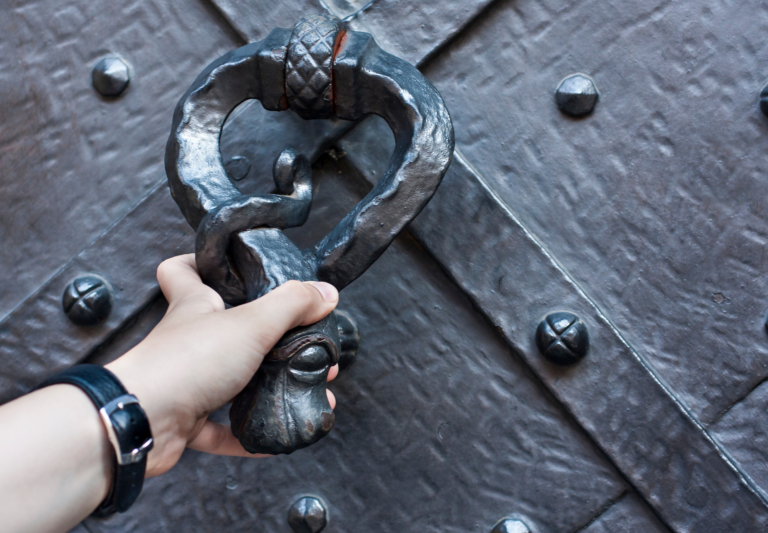 het horen van kloppen spiritueel spirituele betekenis symboliek