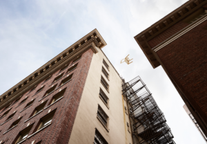 dingen voorwerpen objecten die uit de luchtvallen spirituele betekenis symboliek droom dromen