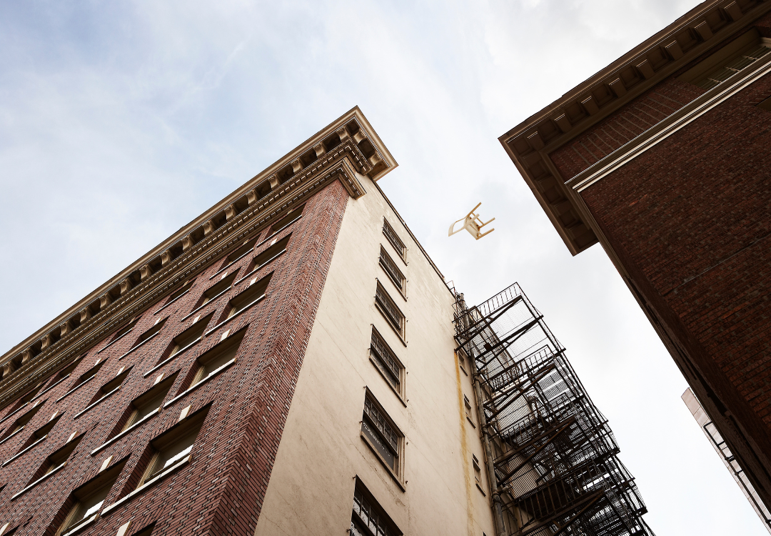 dingen voorwerpen objecten die uit de luchtvallen spirituele betekenis symboliek droom dromen